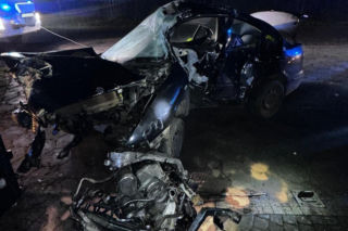 Z impetem uderzył w ogrodzenie w Ziemnicach niedaleko Leszna. Tyle zostało z pojazdu [ZDJĘCIA]