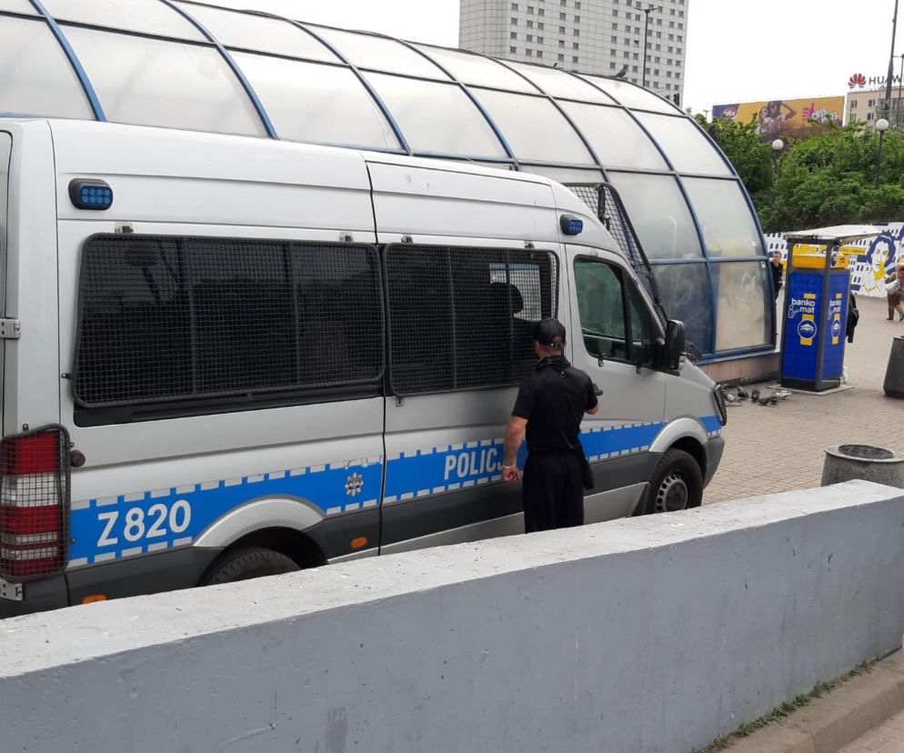 Wypadek na stacji metra w Centrum. Mężczyzna runął pod pędzący pociąg