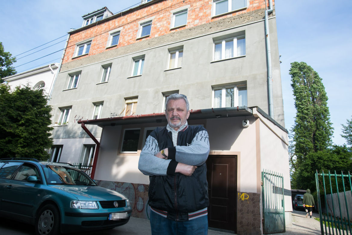 Budek znajduje się przy ul. Sabały. 