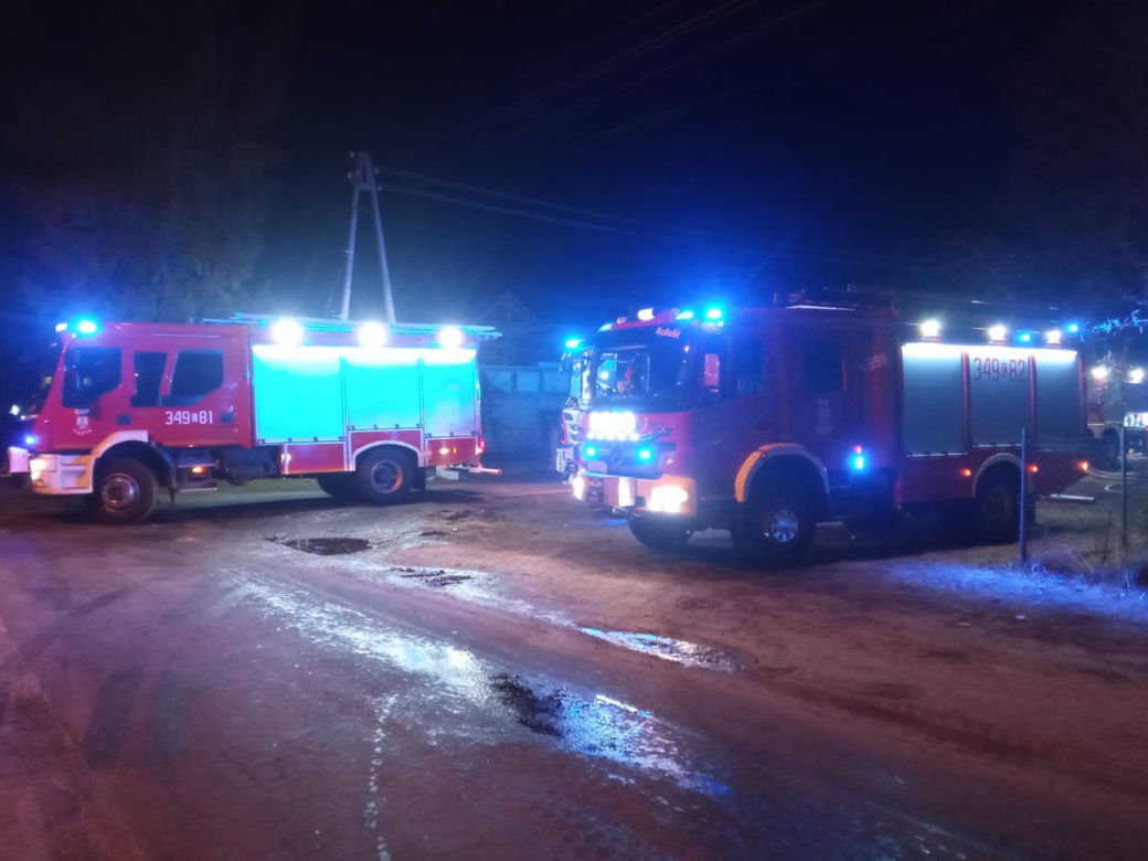 Pożar garażu i budynku w Cierpicach pod Toruniem. 10 zastępów straży w akcji