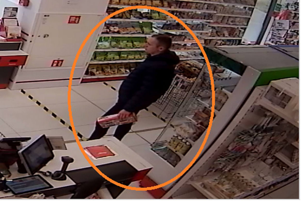 Ten mężczyzna płacił za zakupy cudzą kartą. Teraz poszukuje go toruńska policja