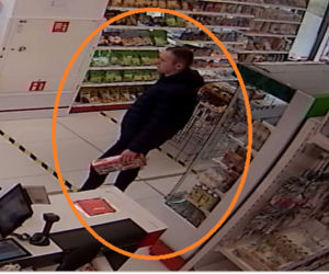 Ten mężczyzna płacił za zakupy cudzą kartą. Teraz poszukuje go toruńska policja