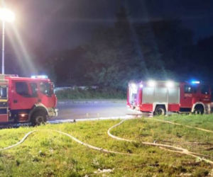 Stróże. To nie były ćwiczenia! Strażacy po kolana w pianie gaśniczej