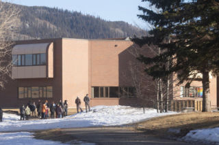 Masakra w szkole w Tumbler Ridge. 18-latka zabiła w domu matkę i brata