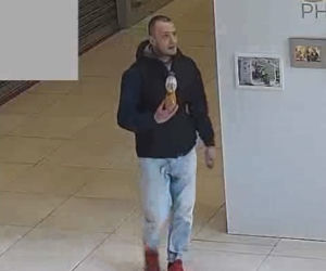 Okradli sklep w Zielonych Arkadach. Teraz szuka ich policja!