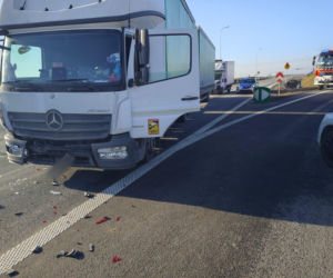 Groźny manewr kobiety na skrzyżowaniu ruchliwych dróg niedaleko Gostynia. Jechała z małymi dziećmi