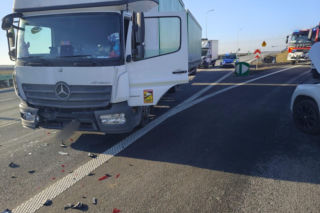 Groźny manewr kobiety na skrzyżowaniu ruchliwych dróg niedaleko Gostynia. Jechała z małymi dziećmi