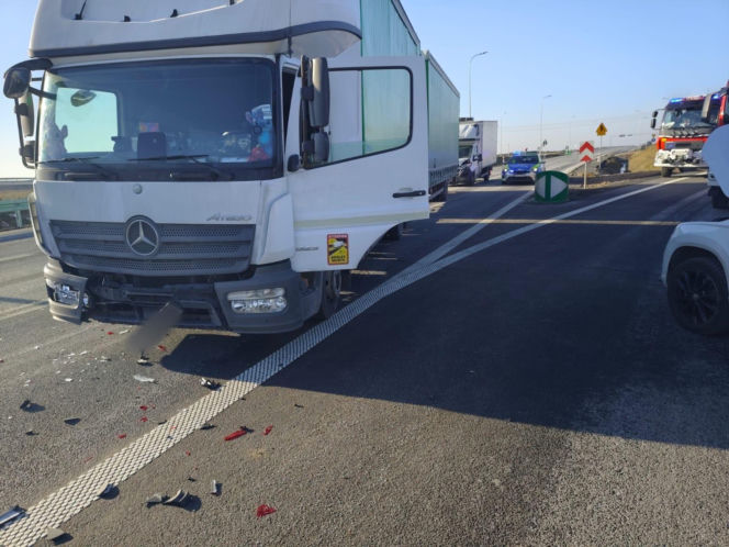 Groźny manewr kobiety na skrzyżowaniu ruchliwych dróg niedaleko Gostynia. Jechała z małymi dziećmi