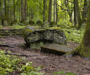 Pseudomegalityczny cmentarz Dohnów na Mazurach [GALERIA]