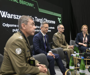 Warszawskie Targi Obronne. Scena Niebieska. Warszawskie Targi Obronne.. Scena Niebieska Jak w czasie kryzysu zapewnić łączność satelitarną instytucjom państwa i instytucjom rządowym? Budowa suwerennego systemu: potrzeby oraz krajowe zdolności przemysłowe