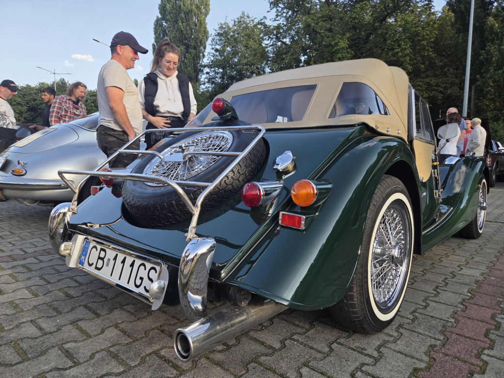 Motoryzacyjne legendy pod Torbydem. "Bydgoskie Klasyki Nocą" znów przyciągnęły tłumy