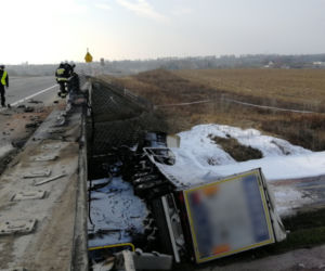 Tragiczny wypadek na obwodnicy Świecia. Ciężarówka spadła z wiaduktu i stanęła w płomieniach. Jedna osoba nie żyje! [ZDJĘCIA]