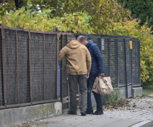 Prezes Kaczyński chory. Kierowca przywiózł mu zakupy do domu