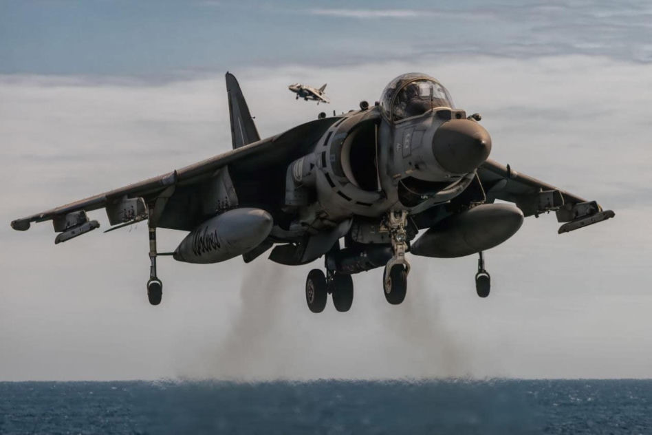 Włoski Harrier+ ląduje na pokładzie lotniskowca Cavour