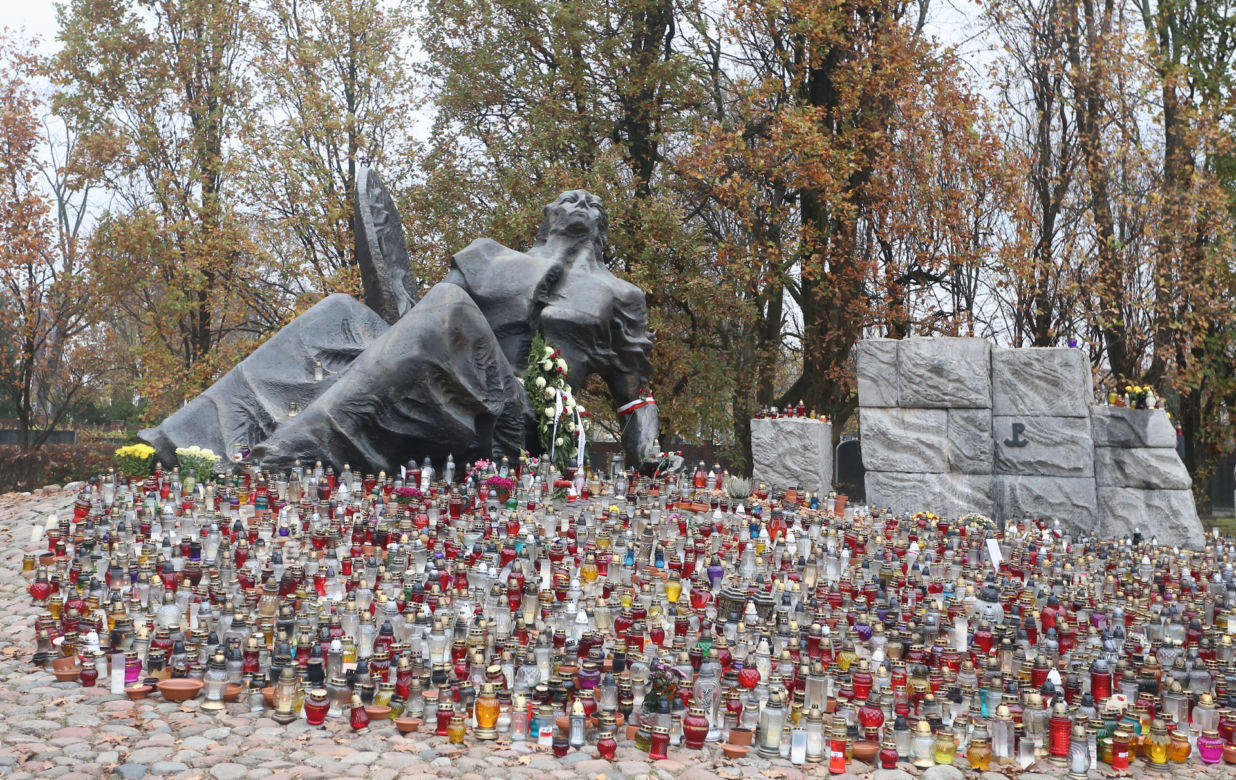 Morze zniczy pod pomnikiem "Polegli Niepokonani" na Woli