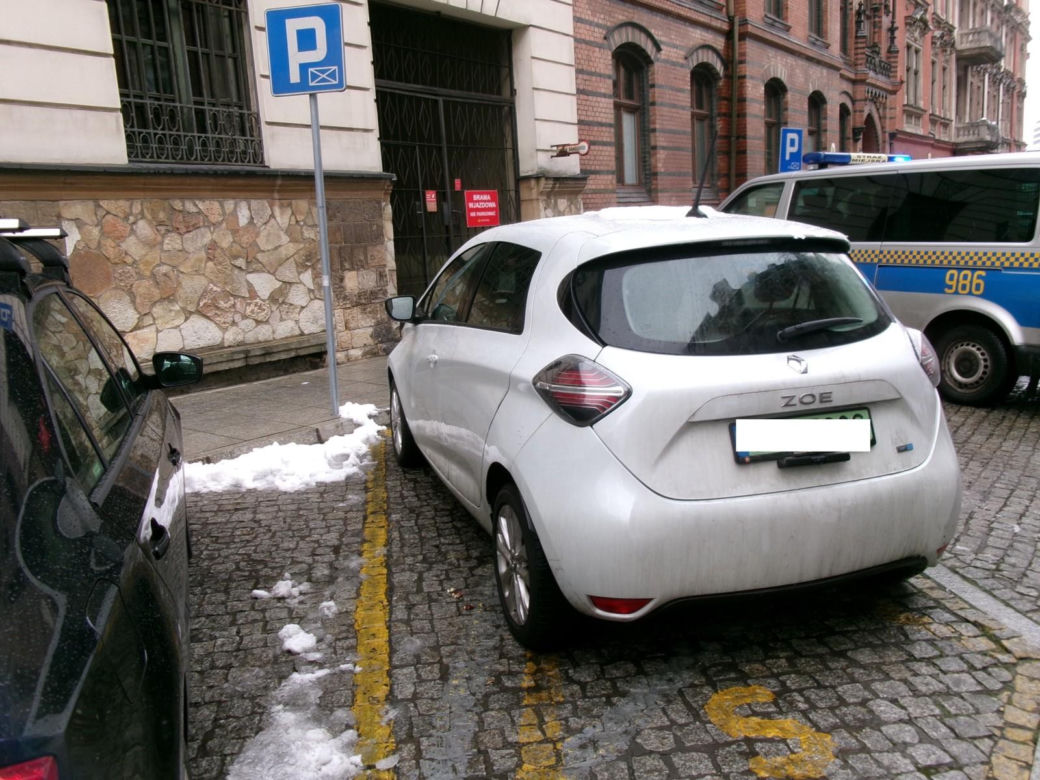 Tak parkują "miszczowie parkowania" z Katowic. Strażnicy miejscy rozkładają ręce 