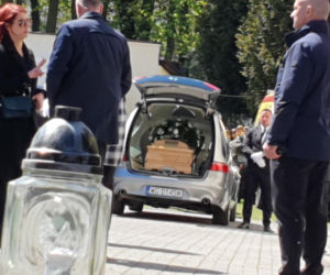 Przejmujące widoki przed kościołem. Karawany z wieńcami przyjechały na pogrzeb Łukasza Litewki