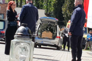 Przejmujące widoki przed kościołem. Karawany z wieńcami przyjechały na pogrzeb Łukasza Litewki