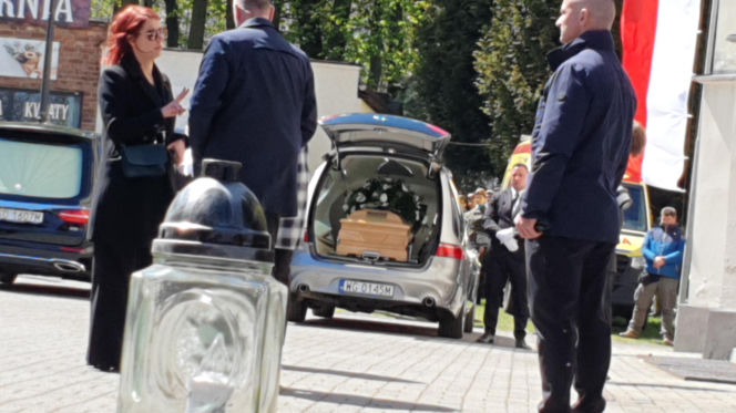 Przejmujące widoki przed kościołem. Karawany z wieńcami przyjechały na pogrzeb Łukasza Litewki