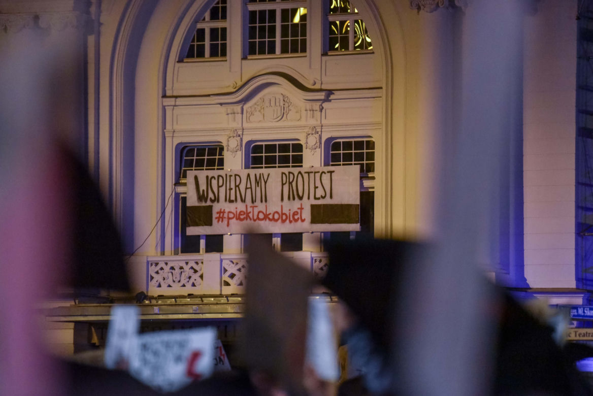 Strajk kobiet w Toruniu. Tańce, straż pod kościołem i wiele więcej - środa (28.10.2020)