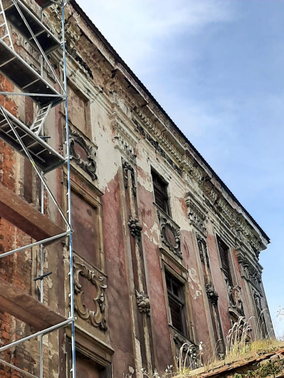 Tajemniczy Pałac w Piotrkowicach. Perła architektury baroku wygląda jak wieżowiec
