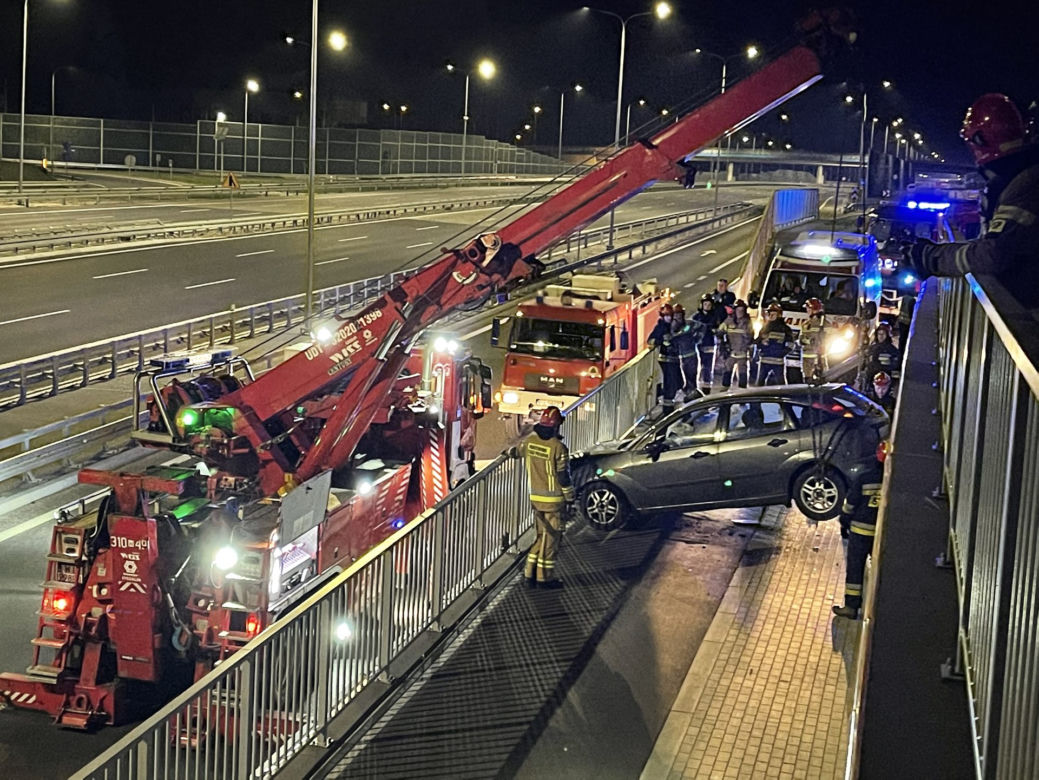 Szokujący wypadek na POW. Auto zawisło miedzy barierkami