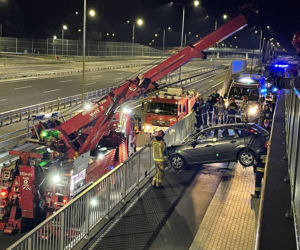 Szokujący wypadek na POW. Auto zawisło miedzy barierkami