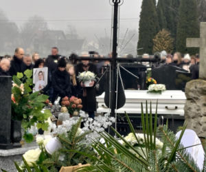 Pogrzeb 11-letniego aktora. Nikodem Marecki spoczął w białej trumnie. Żegnały go tłumy