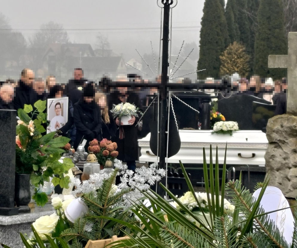 Pogrzeb 11-letniego aktora. Nikodem Marecki spoczął w białej trumnie. Żegnały go tłumy