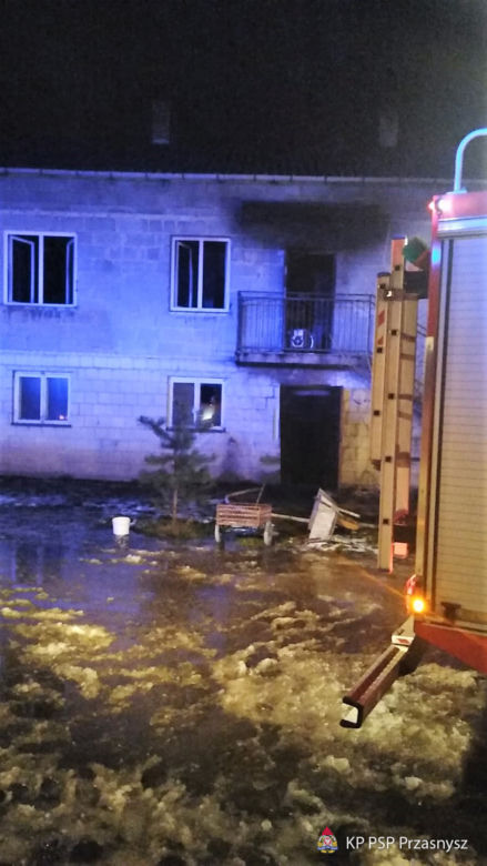 Przasnysz. Rodzina z dwojgiem dzieci bez dachu nad głową! W środku martwe psy i koty