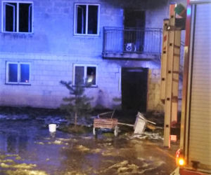Przasnysz. Rodzina z dwojgiem dzieci bez dachu nad głową! W środku martwe psy i koty