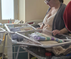 Kieleckie seniorki wydziergały kocyki dla wcześniaków