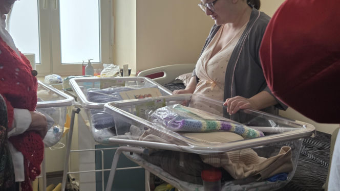 Kieleckie seniorki wydziergały kocyki dla wcześniaków