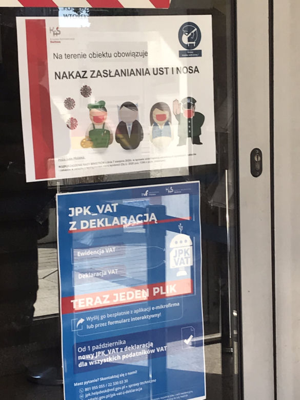 ABSURD w Sosnowcu! Ochroniarz bez maseczki każe innym zakrywać twarz. "To BEZ SENSU!"