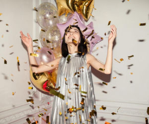 Pomysły na sylwestrowe stylizacje i makijaż. Co jest modne w tym roku?