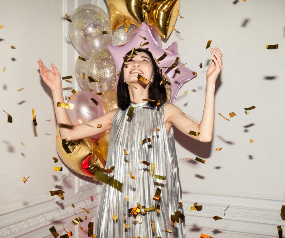 Pomysły na sylwestrowe stylizacje i makijaż. Co jest modne w tym roku?