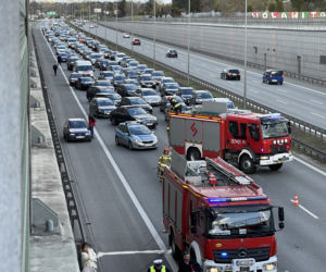 Gigantyczny korek na S8 w kierunku Poznania. BMW huknęło w barierki