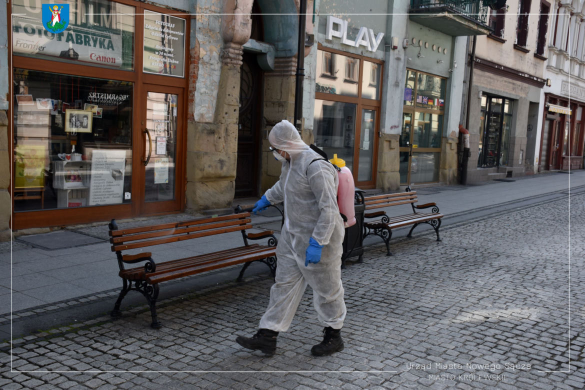 Białe kombinezony i Virkon. Tak w Nowym Sączu walczą z epidemią koronawirusa! 