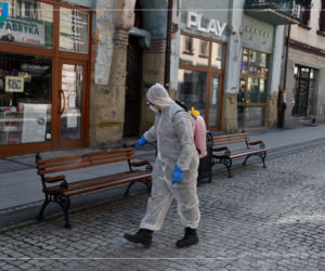 Białe kombinezony i Virkon. Tak w Nowym Sączu walczą z epidemią koronawirusa! 
