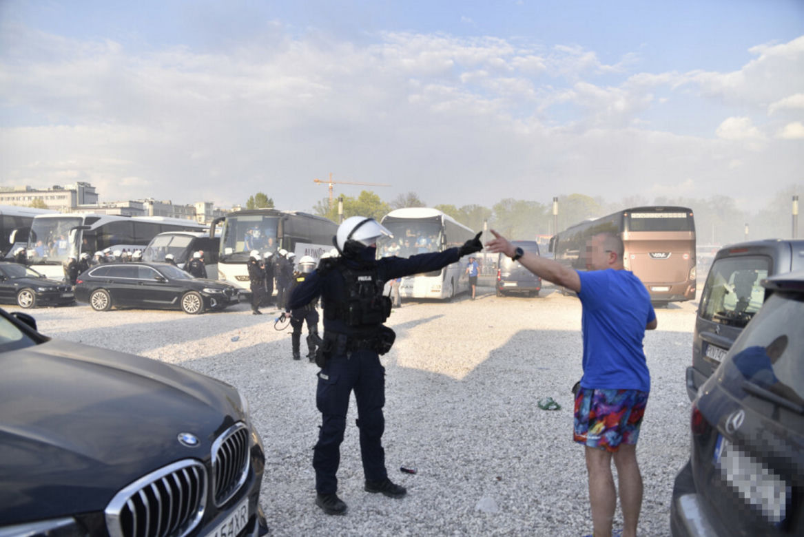  Bitwa kiboli z policją pod Stadionem Narodowym. Pałki, gaz i granaty hukowe. Kilkanaście osób zatrzymanych