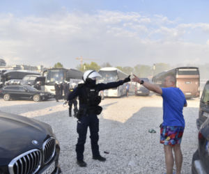  Bitwa kiboli z policją pod Stadionem Narodowym. Pałki, gaz i granaty hukowe. Kilkanaście osób zatrzymanych