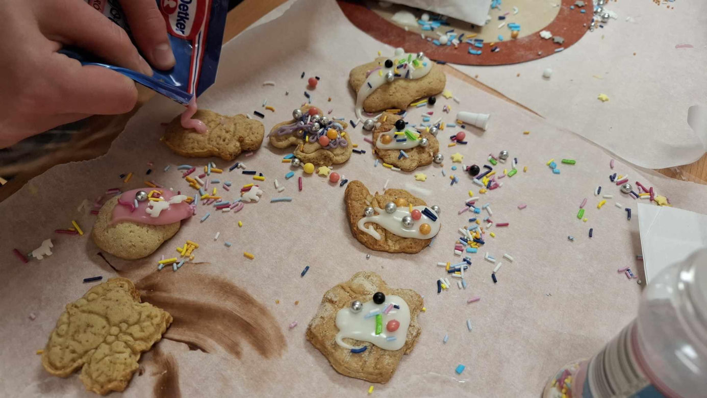 Międzypokoleniowe pieczenie pierników w PCK w Kaliszu