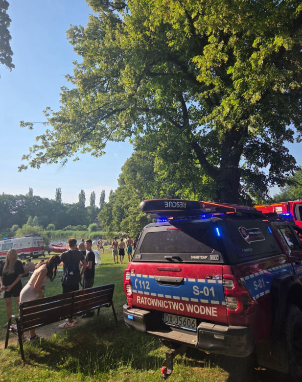Przerażające sceny we Wrocławiu. Szukali jej pod wodą, tworząc łańcuch życia