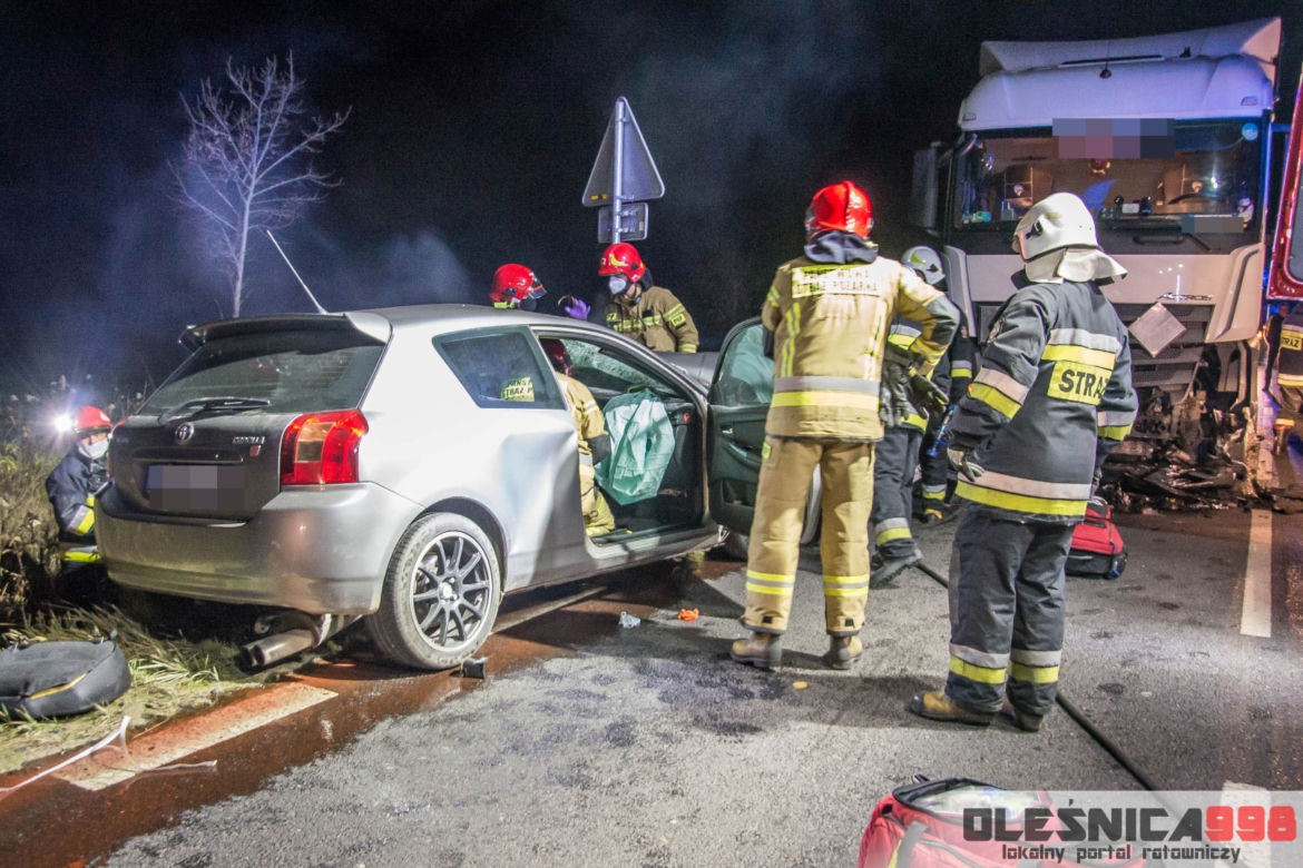 Toyota zderzyła się czołowo z ciężarówką