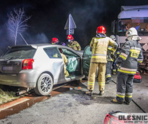 Toyota zderzyła się czołowo z ciężarówką