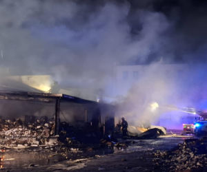 Ogromny pożar w Rawiczu. Palą się budynki przy ul. Sarnowskiej