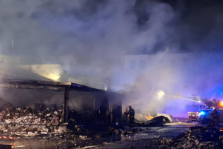 Ogromny pożar w Rawiczu. Palą się budynki przy ul. Sarnowskiej