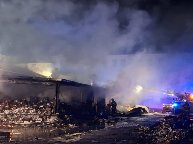 Ogromny pożar w Rawiczu. Palą się budynki przy ul. Sarnowskiej