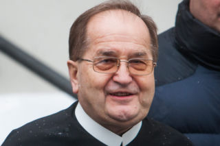 Stało się! Rydzyk sprzedaje MASECZKI i przyłbice. ZOBACZ CENY. Drogo?