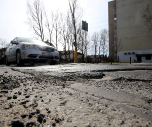 Ulice w Warszawie jak szwajcarski ser. Pełno dziur!